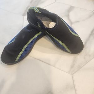 SUN RAYS, boys size 12, cute black, green& blue water shoe🤽‍♂️💧⛲️💦🌊🚿